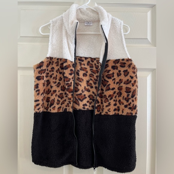 Faux fur sleeveless vest - Picture 5 of 8